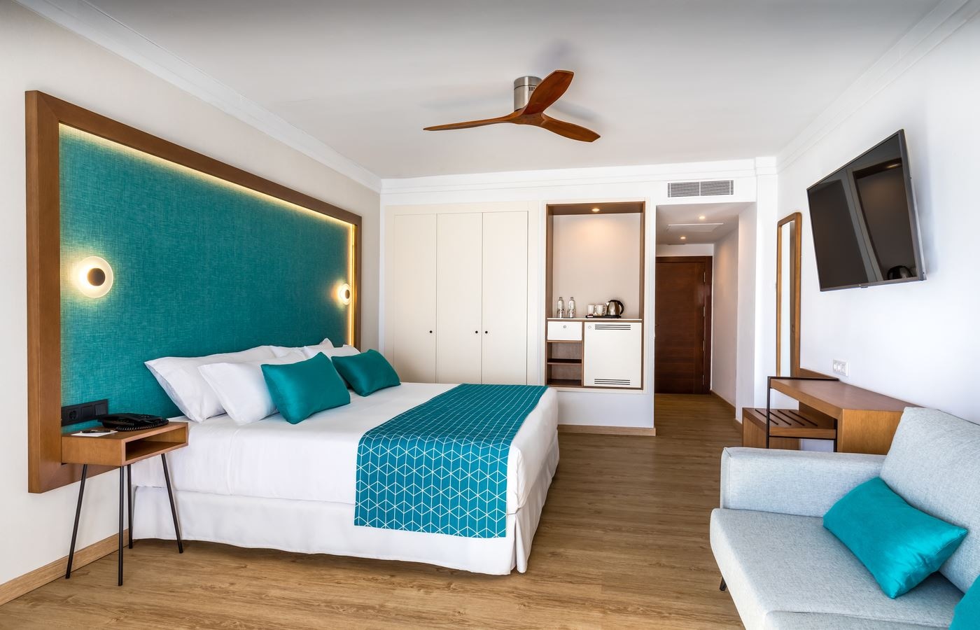 rooms-doble-superior-room-balcony-or-terrace