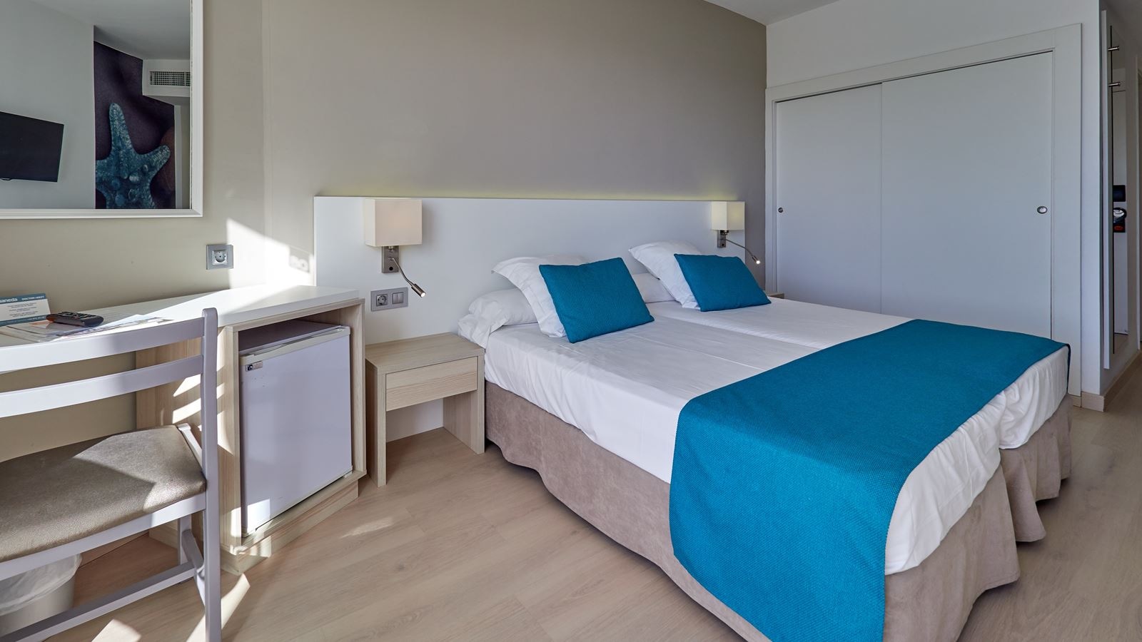 rooms-4b--classic-quadruple-room-balcony-or-terrace