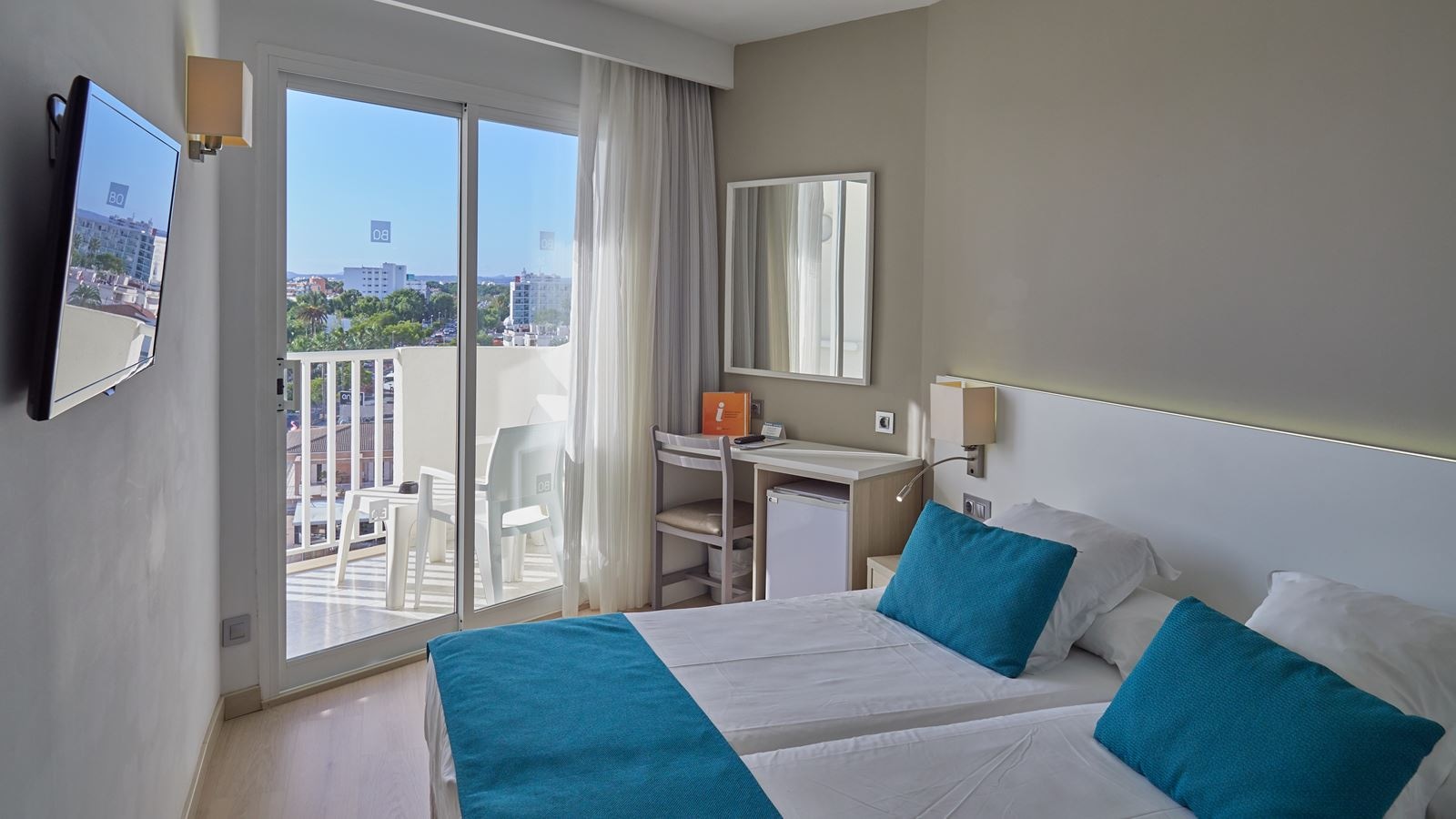 rooms-dp--double-poolview-high-floor