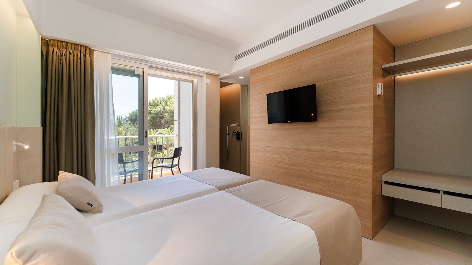 rooms-dp-twin-room-pool-view-balcony-or-terrace