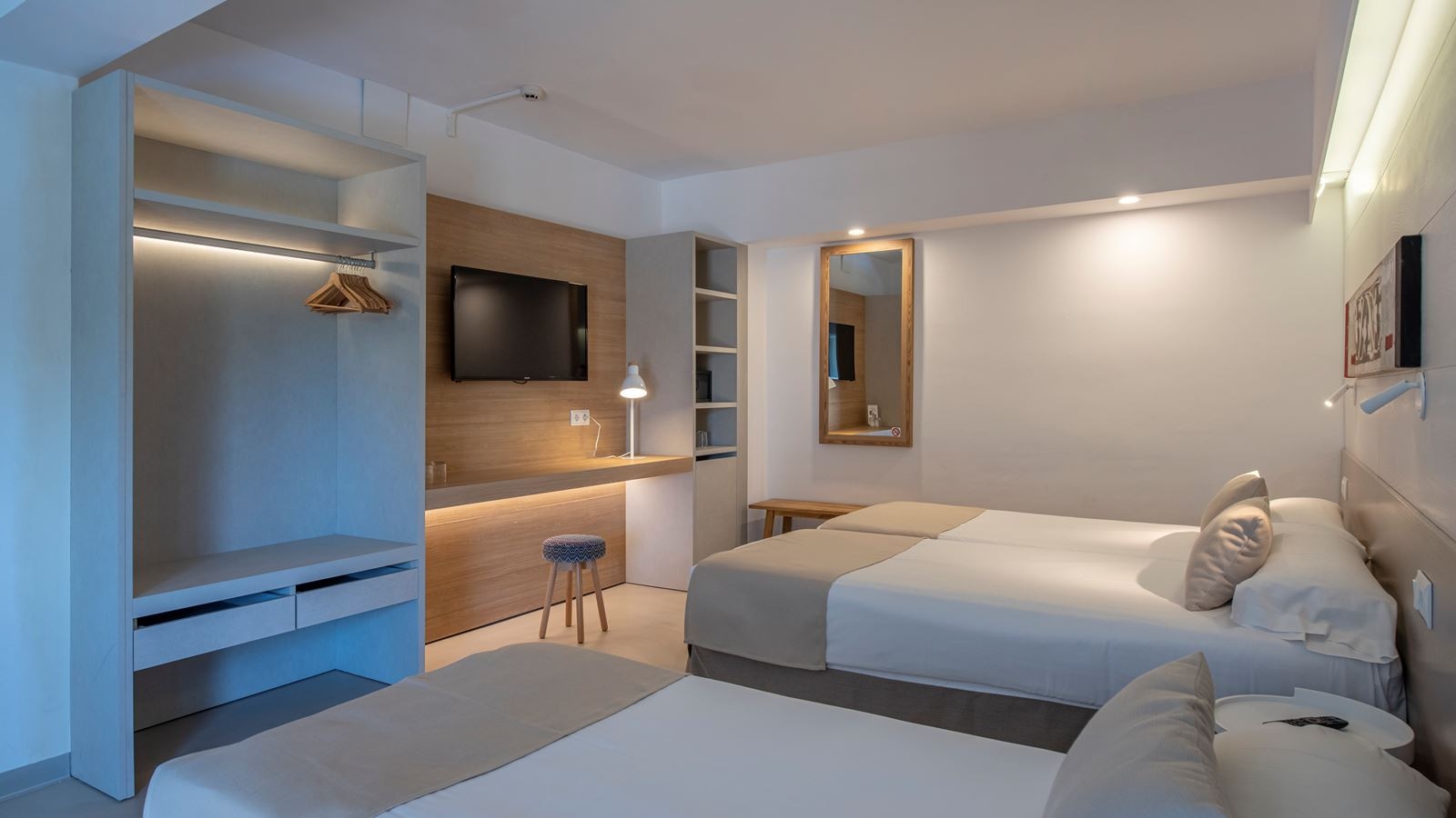 rooms-fa-family-room-balcony-or-terrace