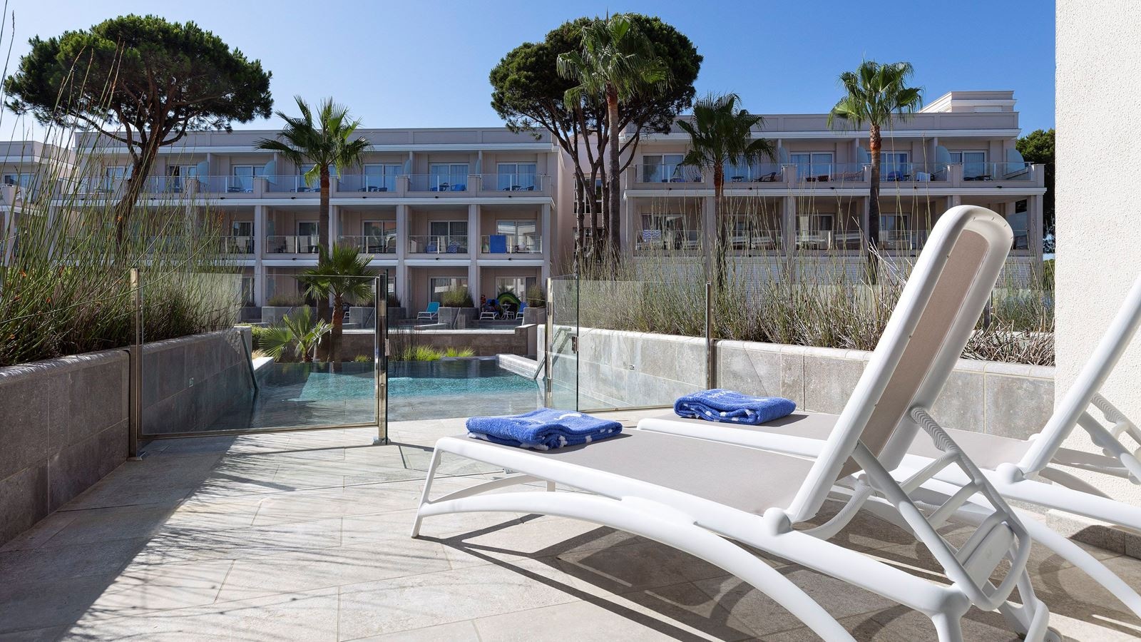 rooms-double-swim-out-lowest-floor-with-pool