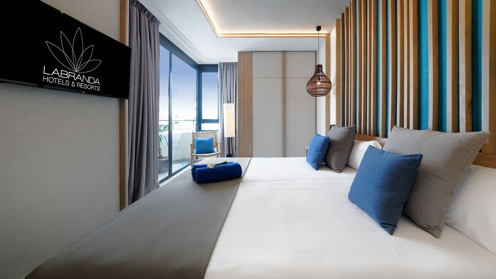 rooms-family-room-balcony-or-terrace