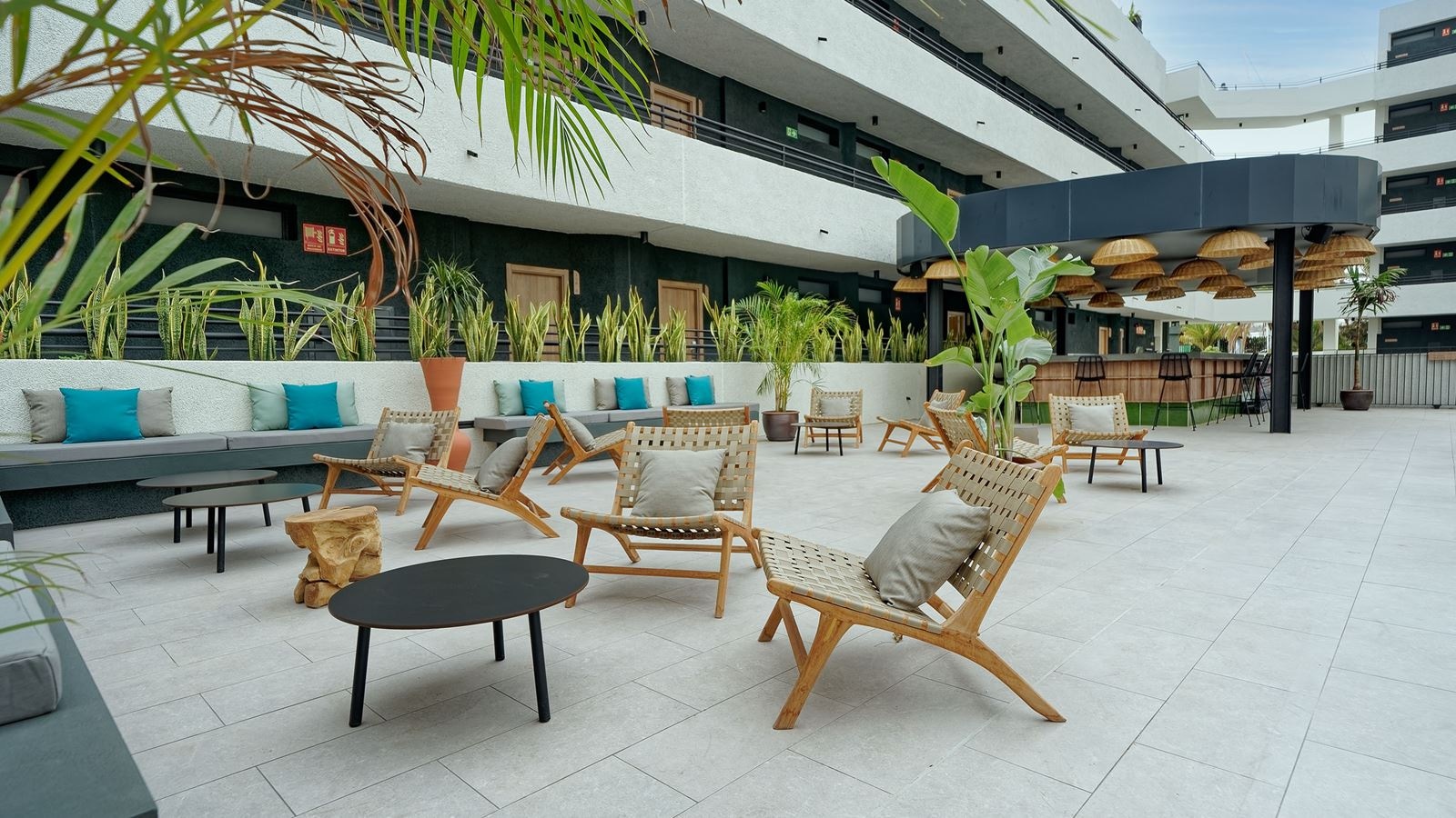 bars-turuiouse-pool-bar-adults-only