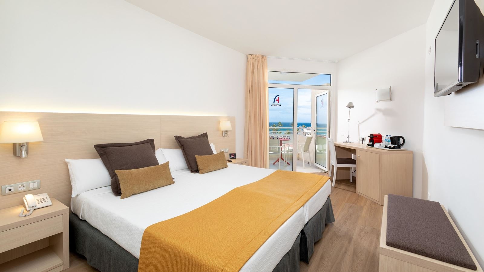 rooms-club-alexandre-sea-view-balcony-or-terrace