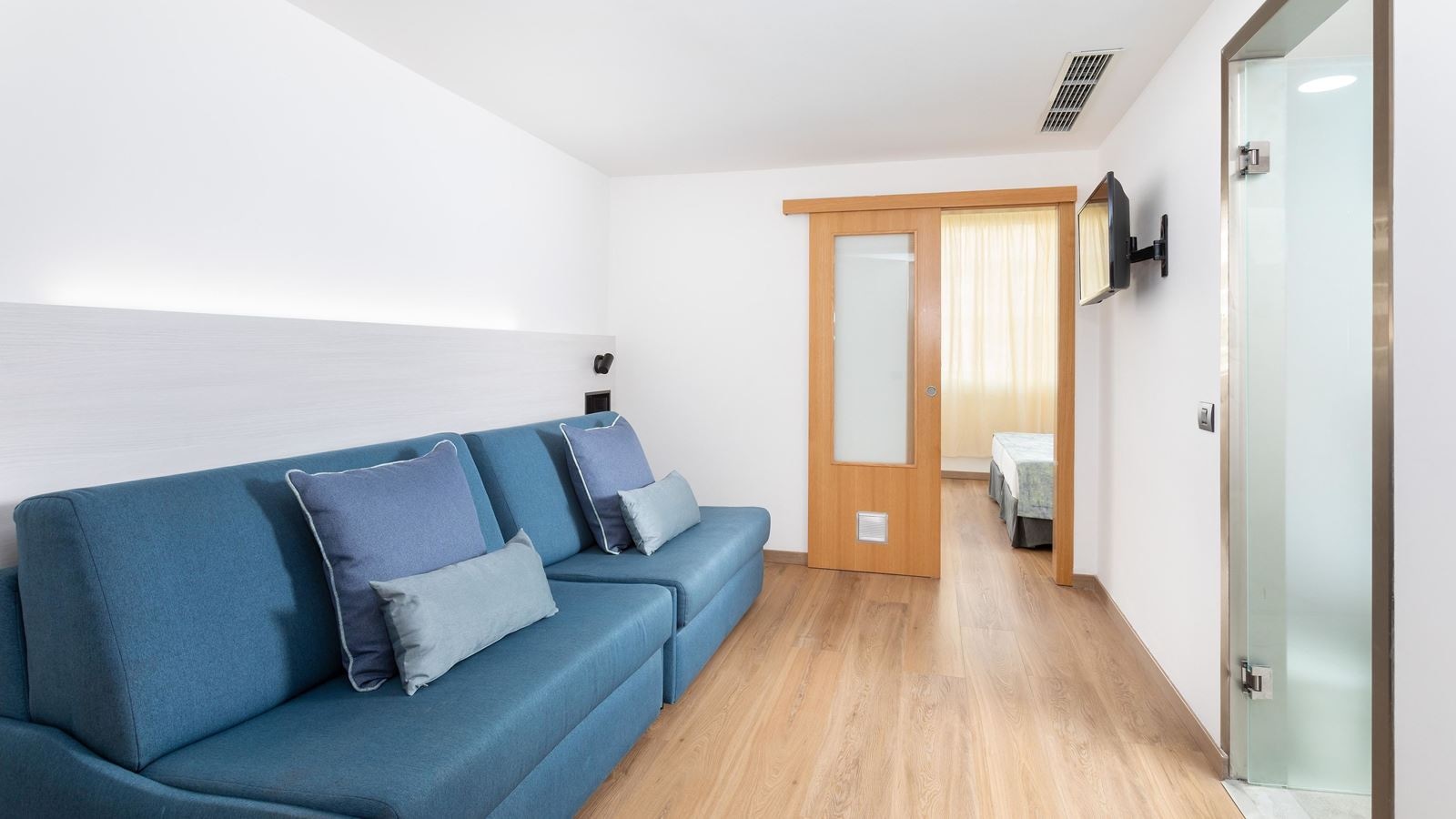 rooms-family-room-2-bedrooms-balcony-or-terrace