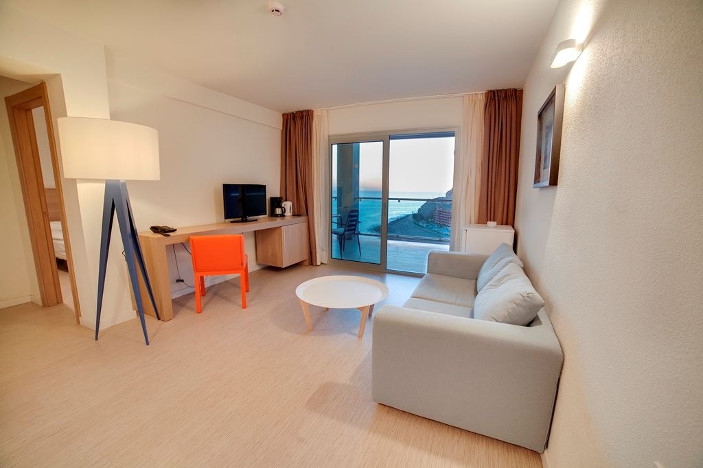 rooms-2-bedroom-suite-with-sea-view-and-balcony-or-terrace