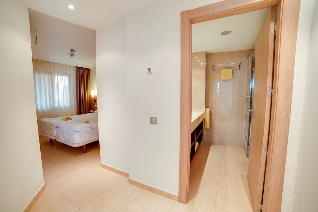 rooms-3-bedroom-suite-with-sea-view-and-balcony-or-terrace