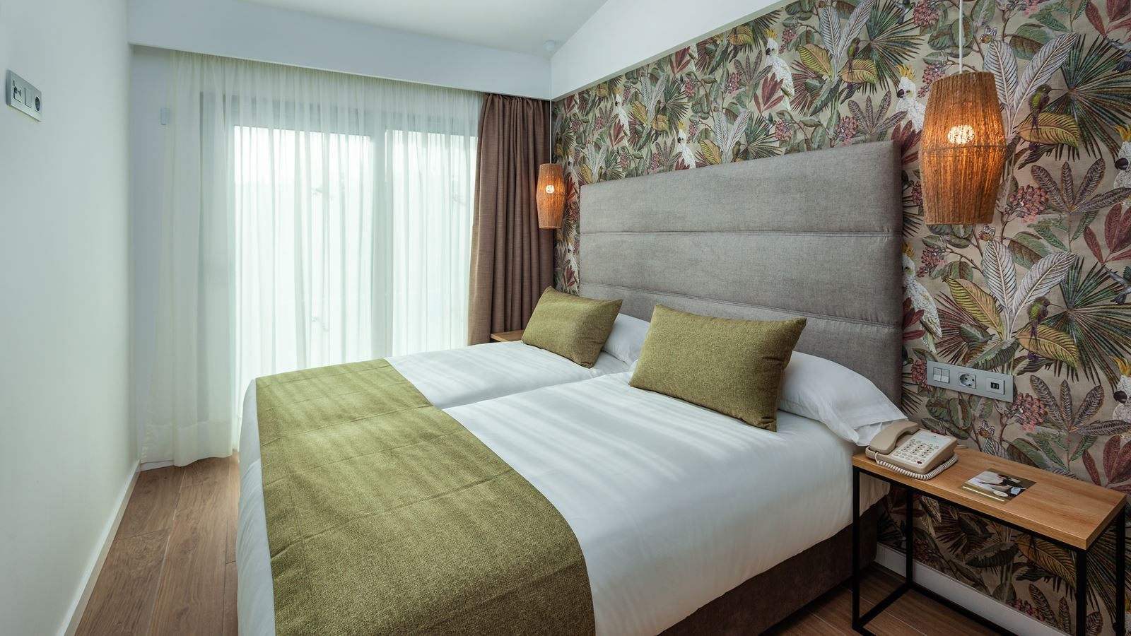 rooms-sui-suite-with-pool-view-and-terrace