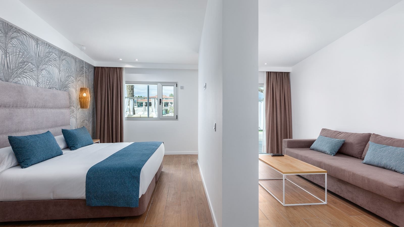 rooms-fas-family-suite-with-pool-view-and-terrace