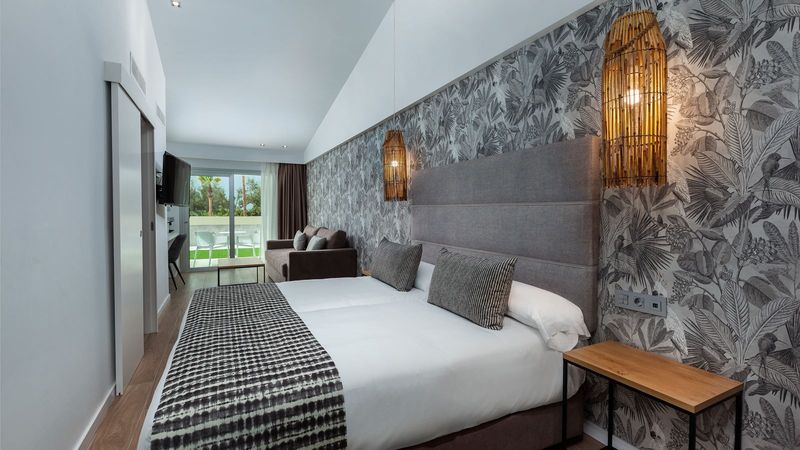 rooms-jus-junior-suite-with-pool-view-and-terrace