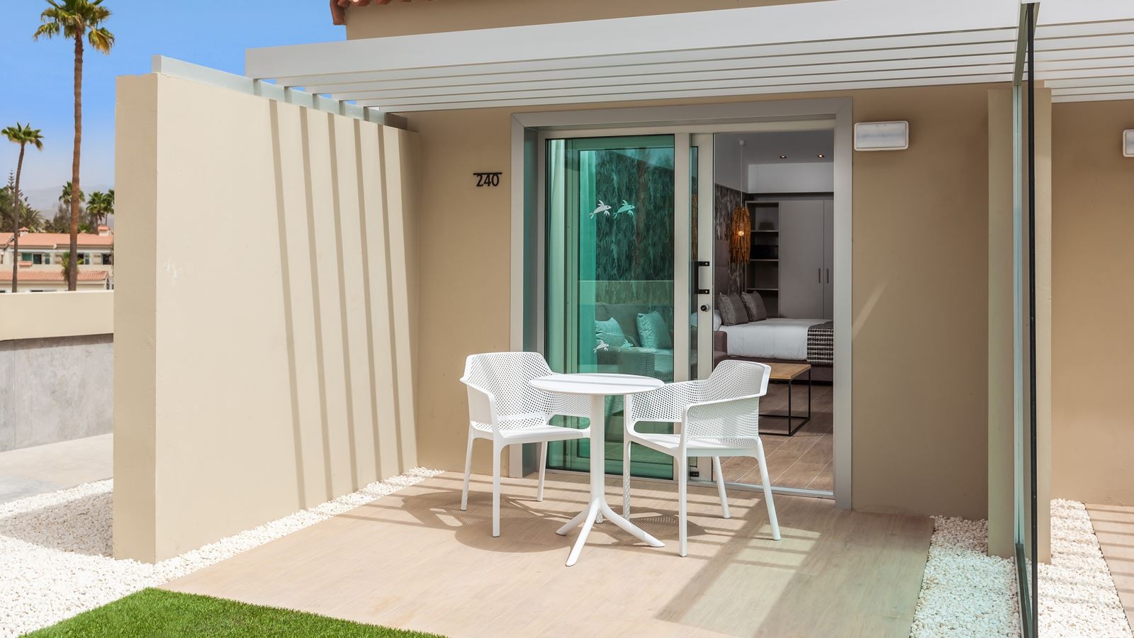 rooms-jus-junior-suite-with-pool-view-and-terrace