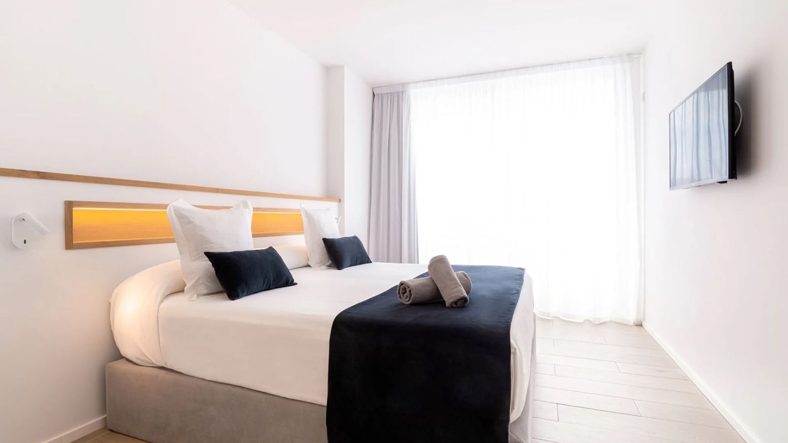 rooms-db--double-room-with-balcony-or-terraace