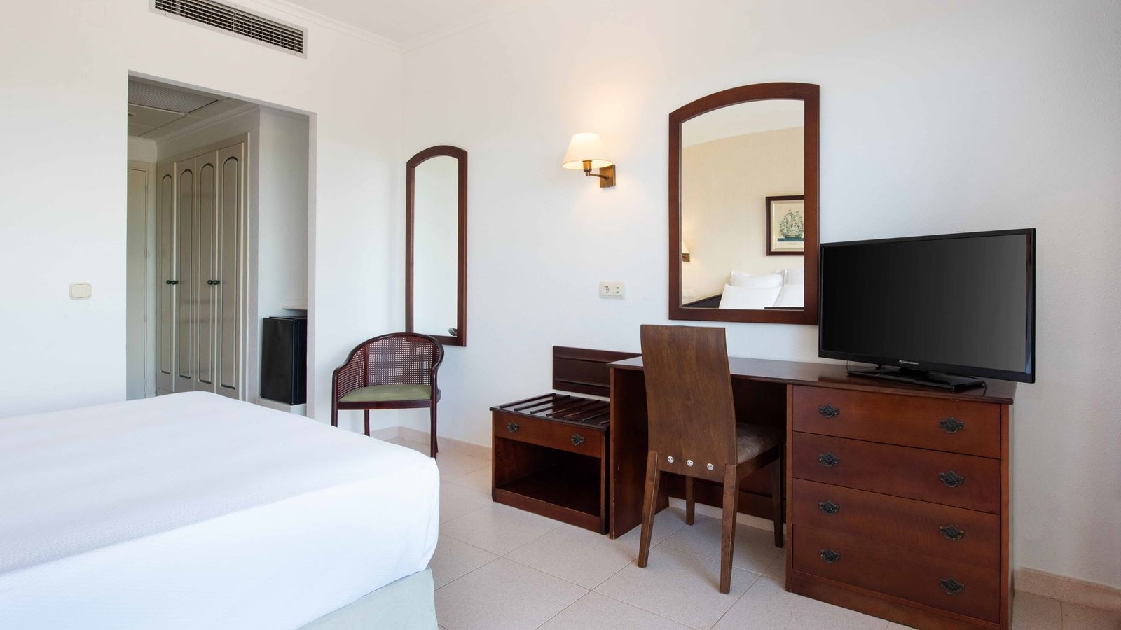 rooms-db--twin-room-with-bath-balcony-or-terrace