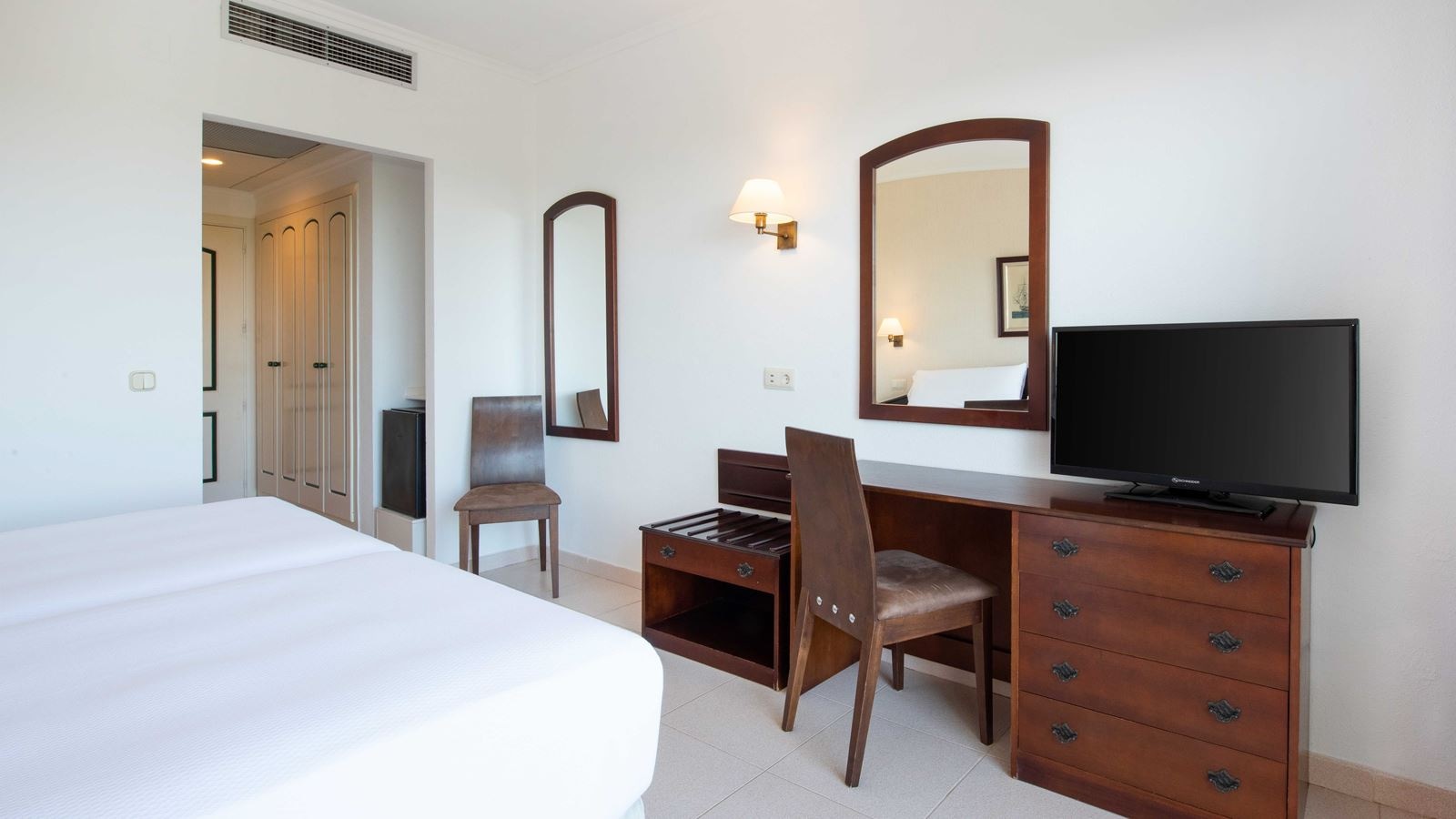 rooms-db--twin-room-with-bath-balcony-or-terrace