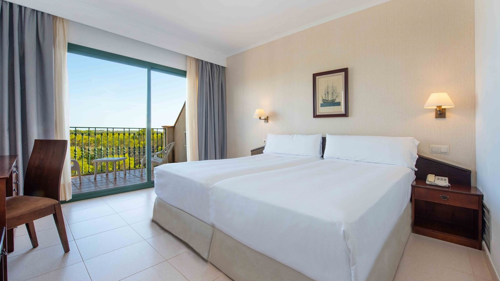 rooms-db--twin-room-with-bath-balcony-or-terrace