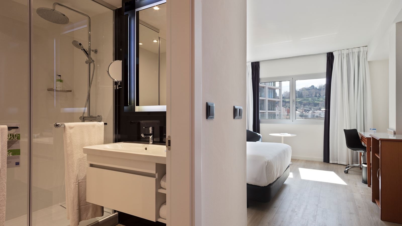 rooms-quadruple-two-beds