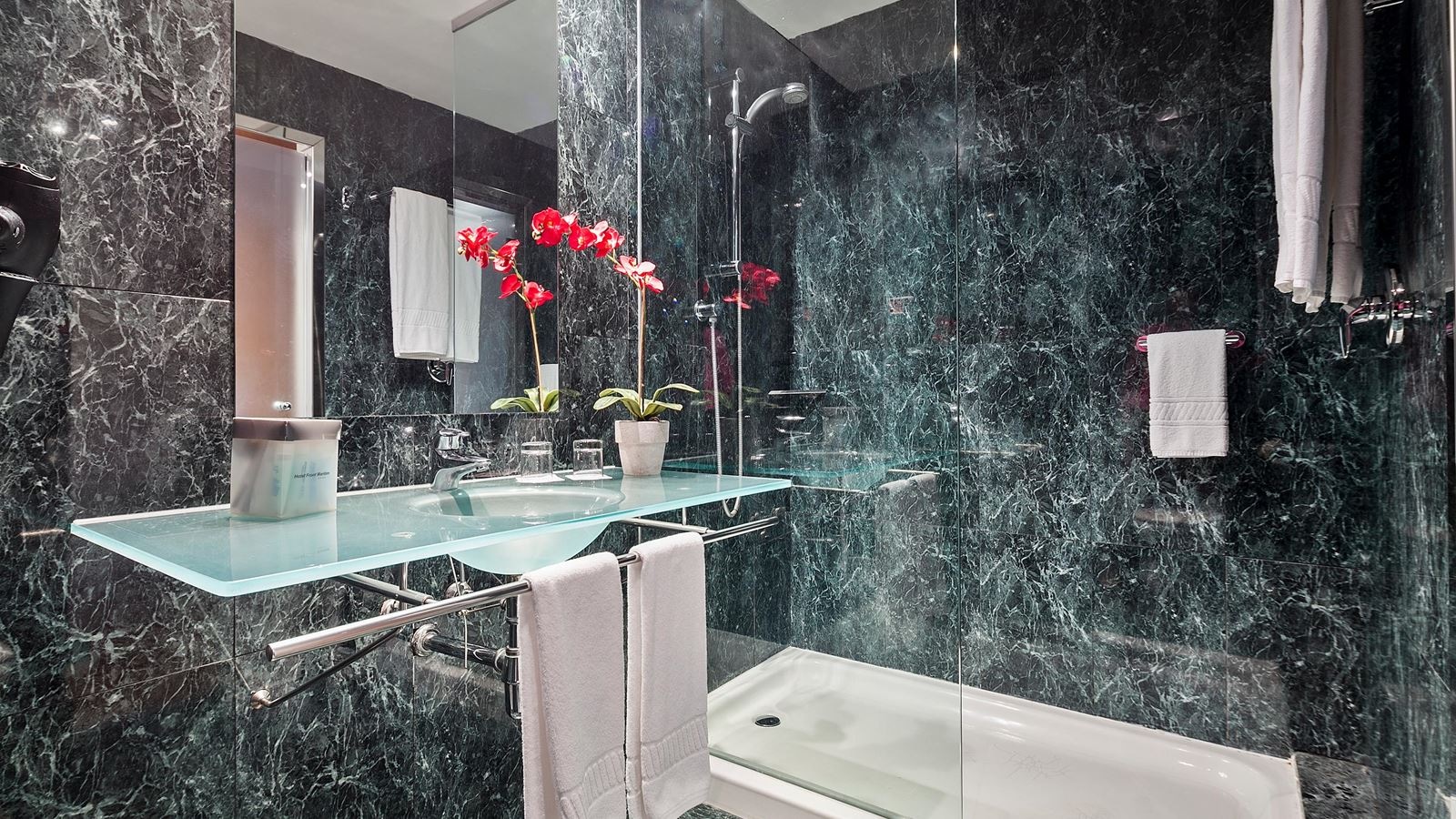 rooms-double-room-with-rollawaybed