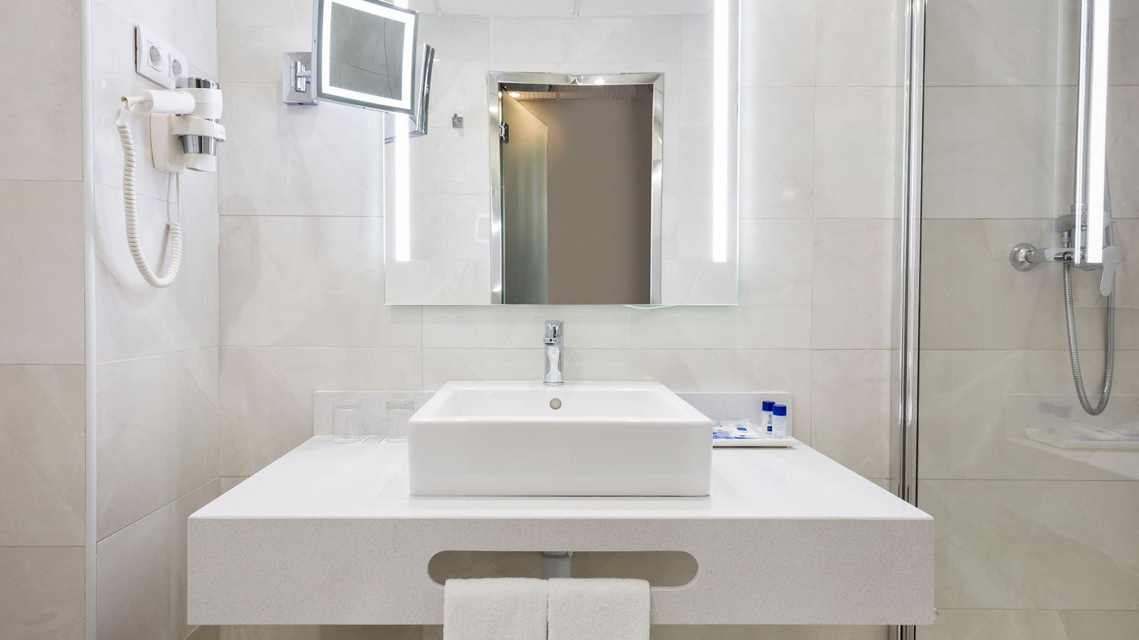 rooms-business-garden-view