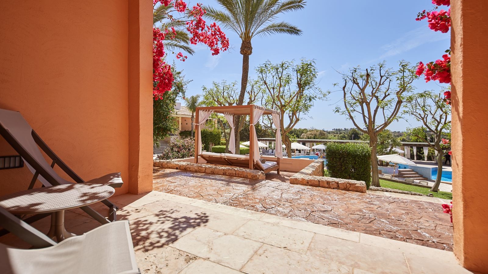 rooms-suite-balibed-balcony-or-terrace