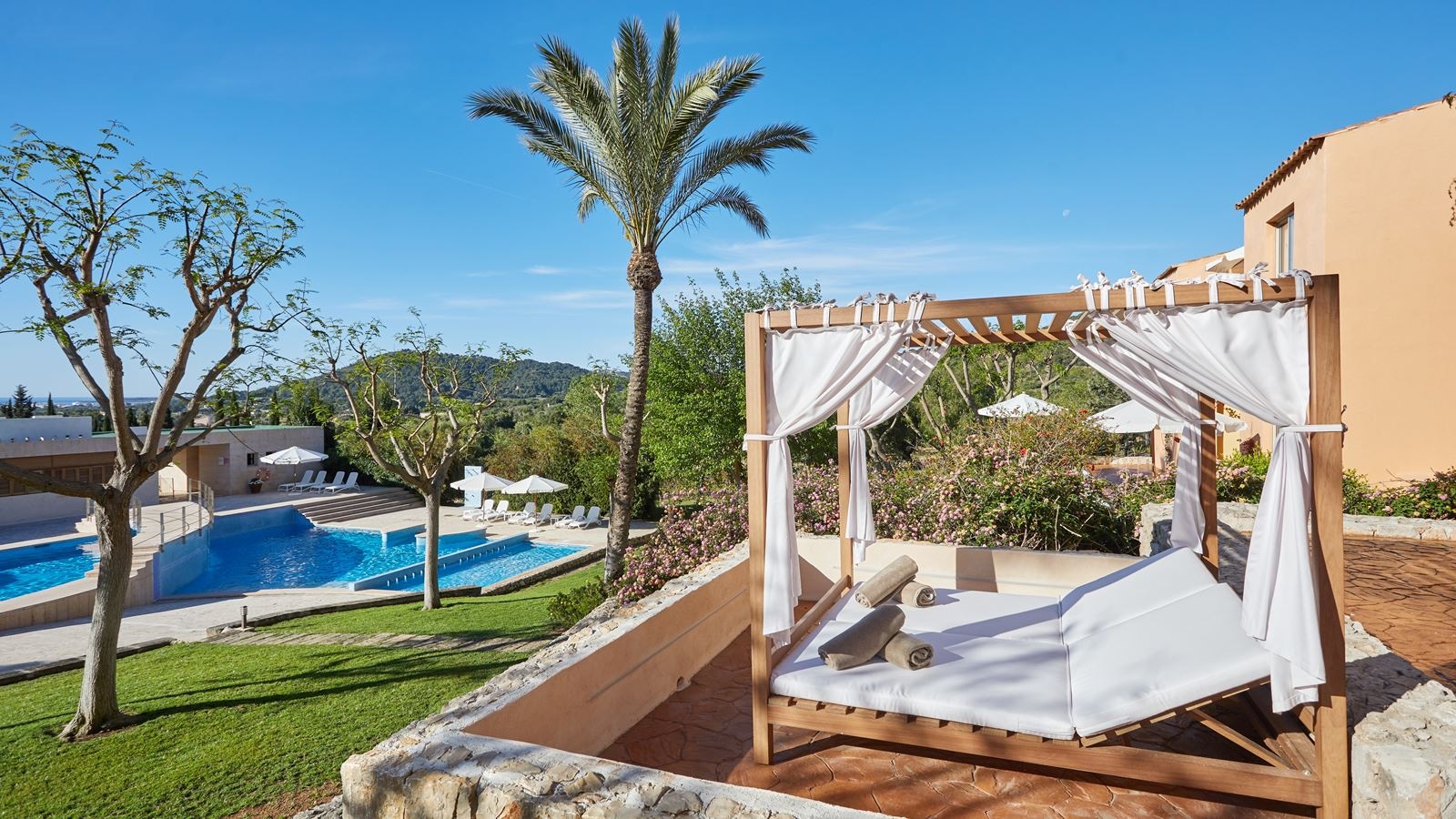 rooms-suite-balibed-balcony-or-terrace