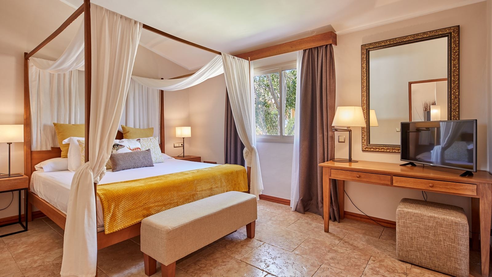 rooms-suite-deluxe-jacuzzi-balcony-or-terrace