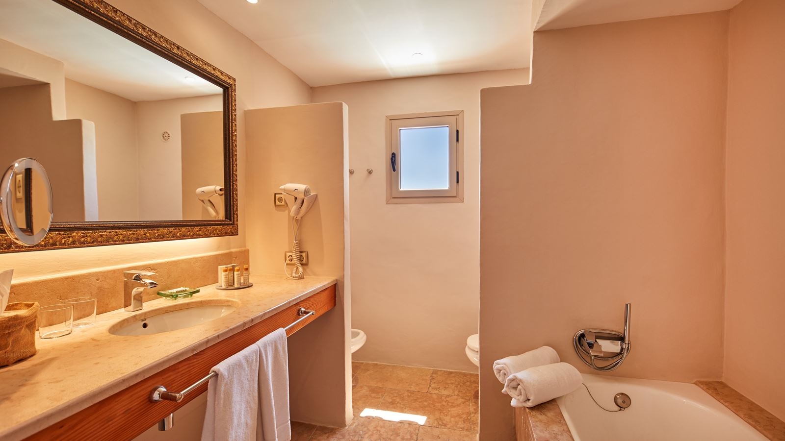 rooms-suite-deluxe-jacuzzi-balcony-or-terrace