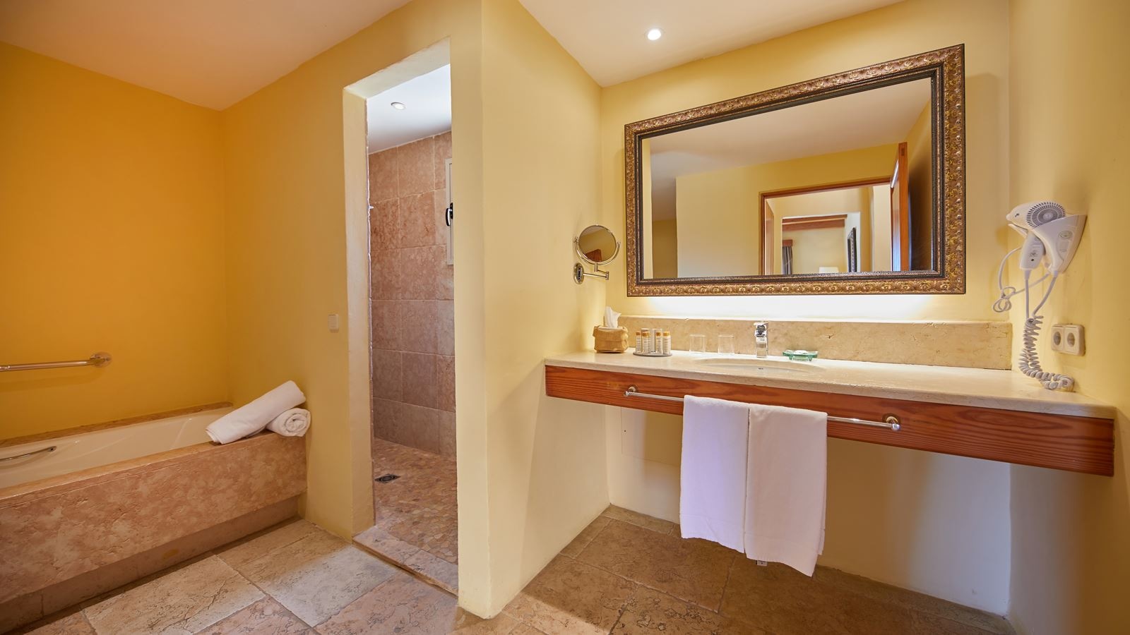 rooms-suite-superior-balcony-or-terrace