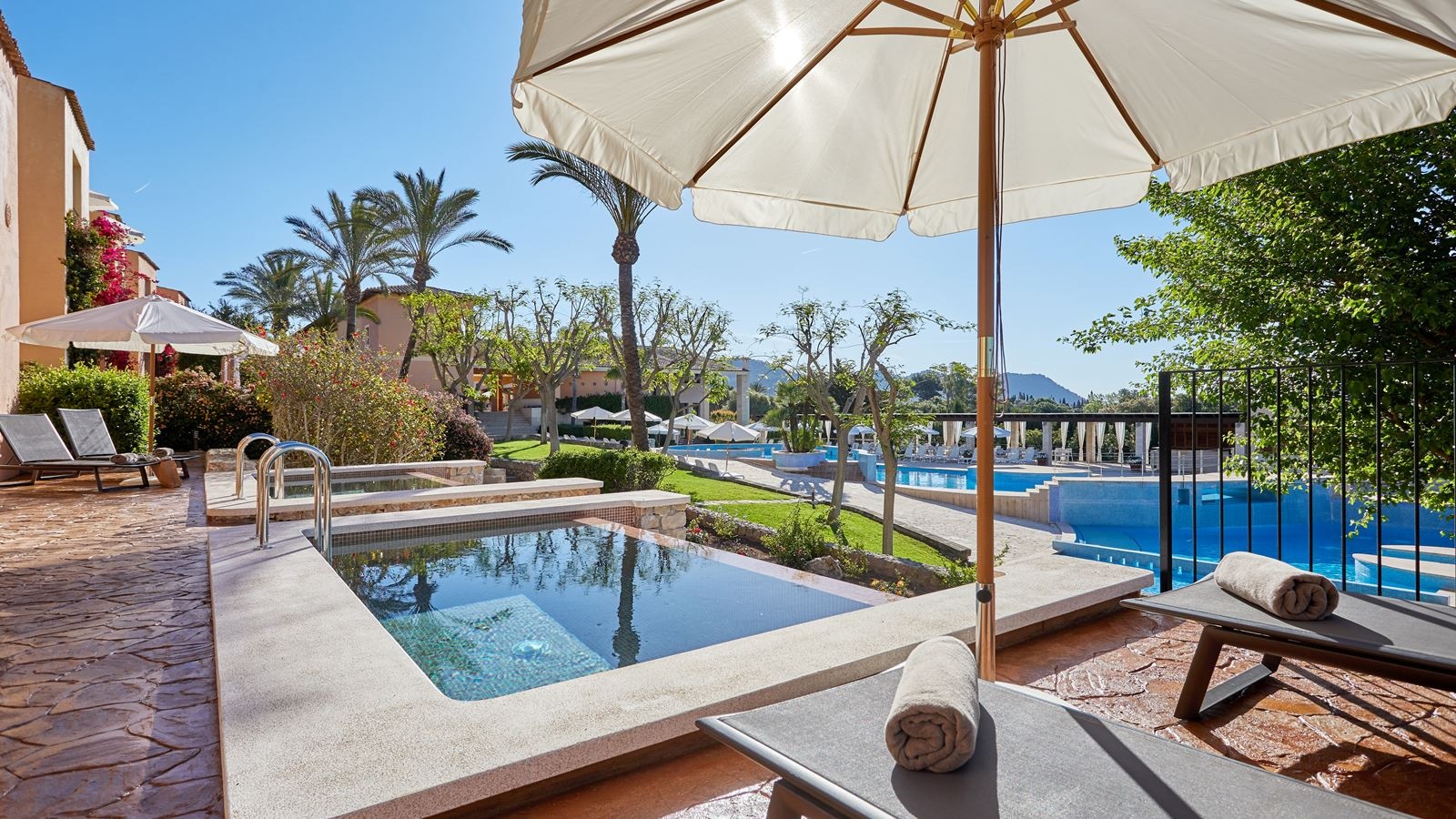 rooms-suite-swim-up-balcony-or-terrace