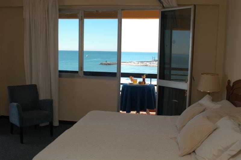 rooms-triple-pool-view
