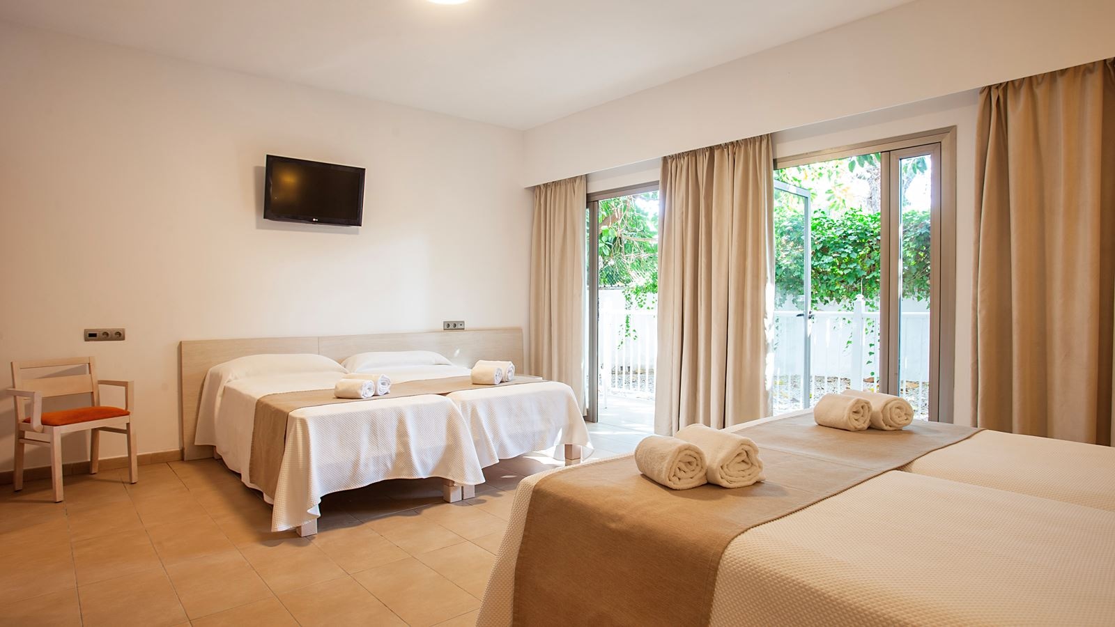 rooms-quadruple-room