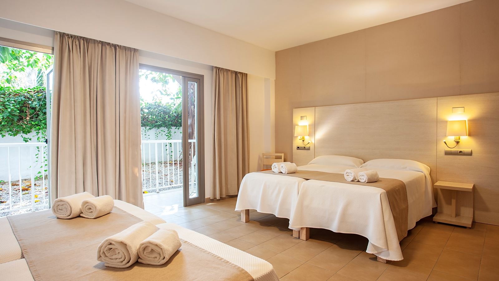 rooms-quadruple-room