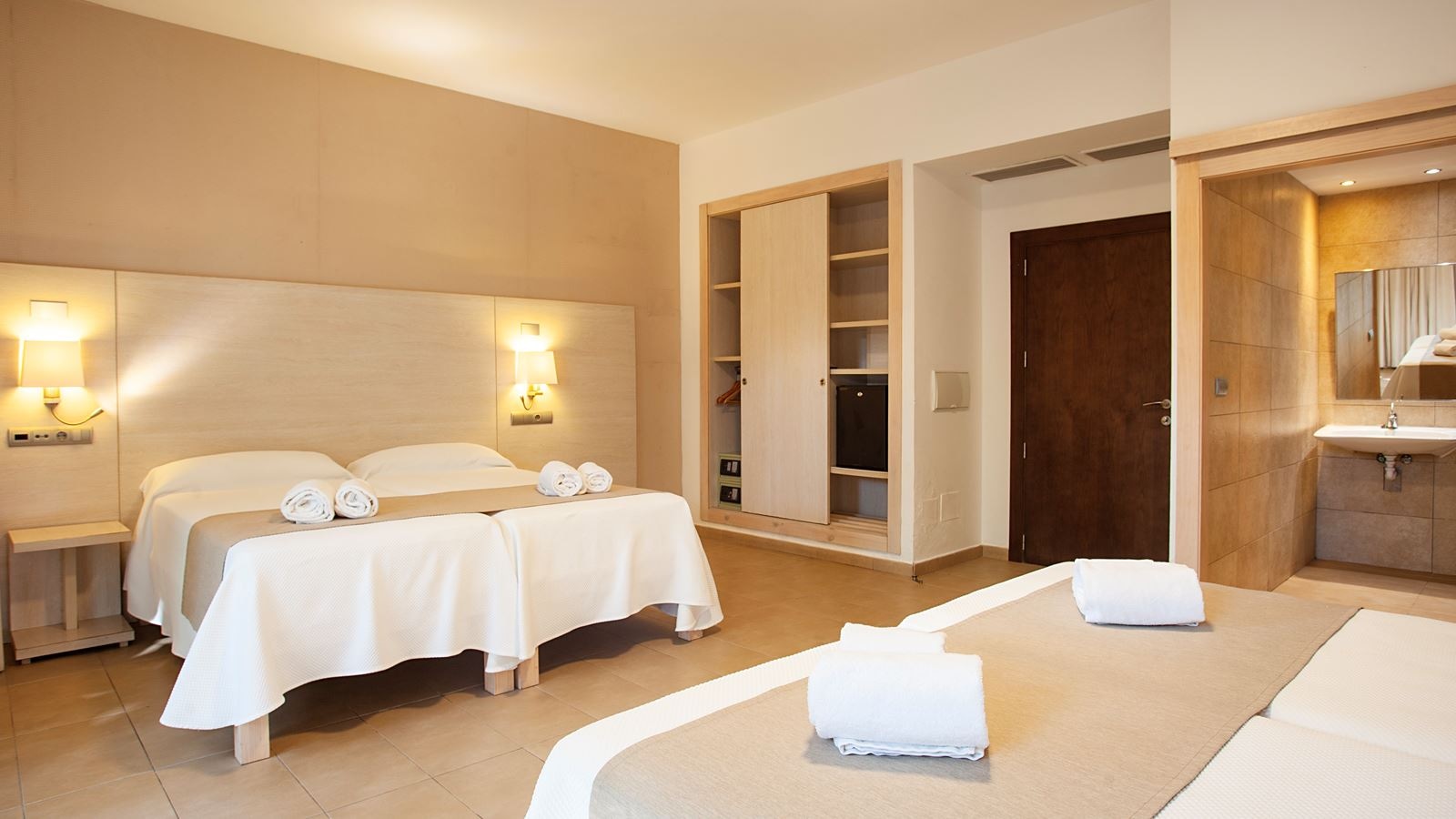 rooms-quadruple-room