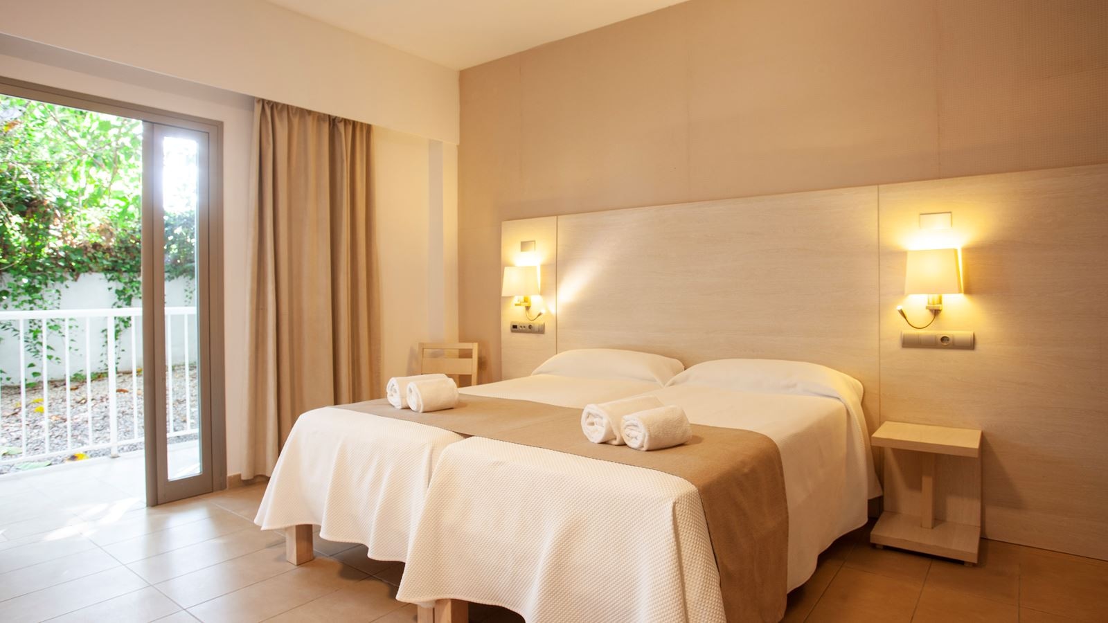 rooms-quadruple-room