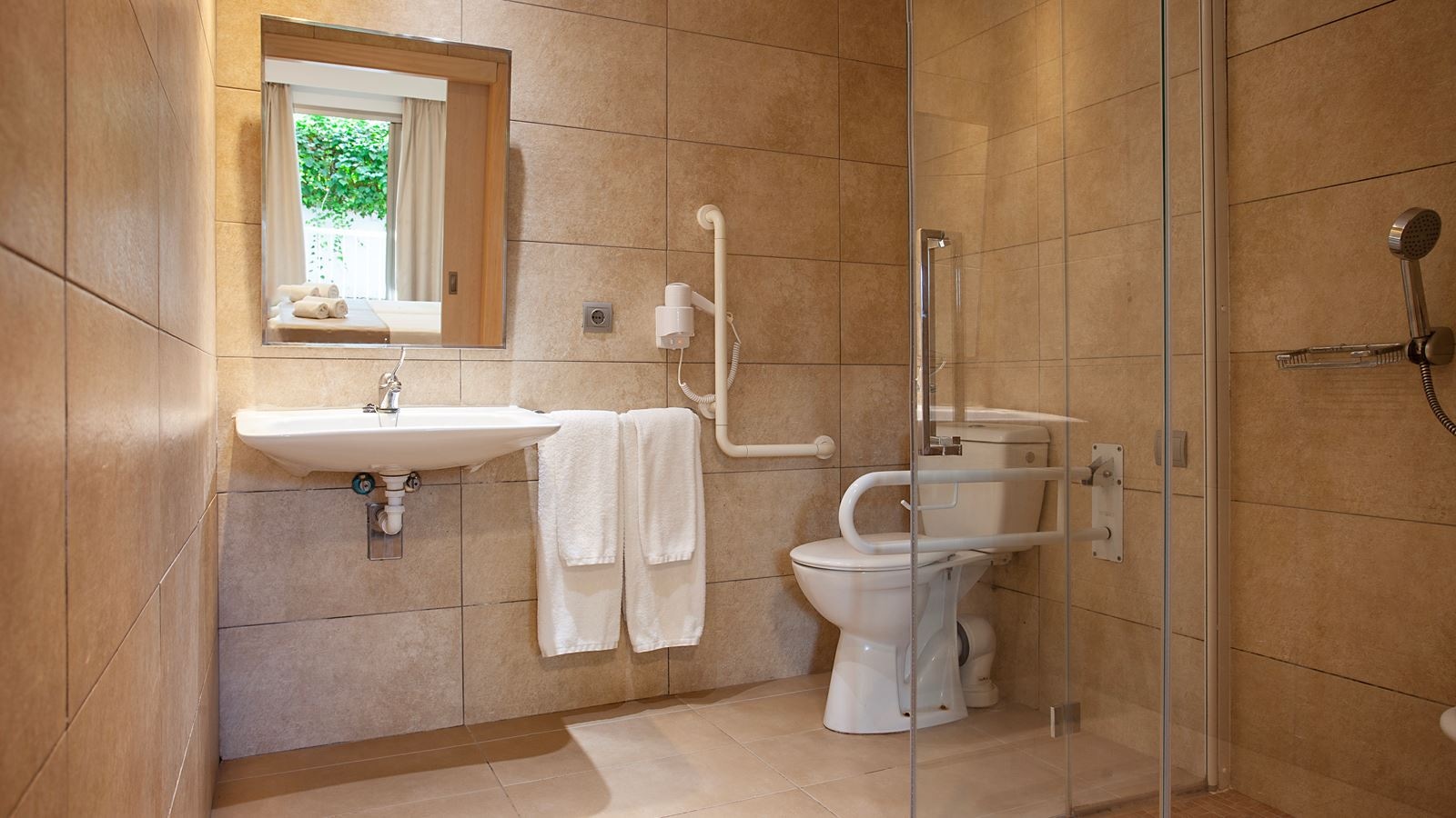 rooms-quadruple-room