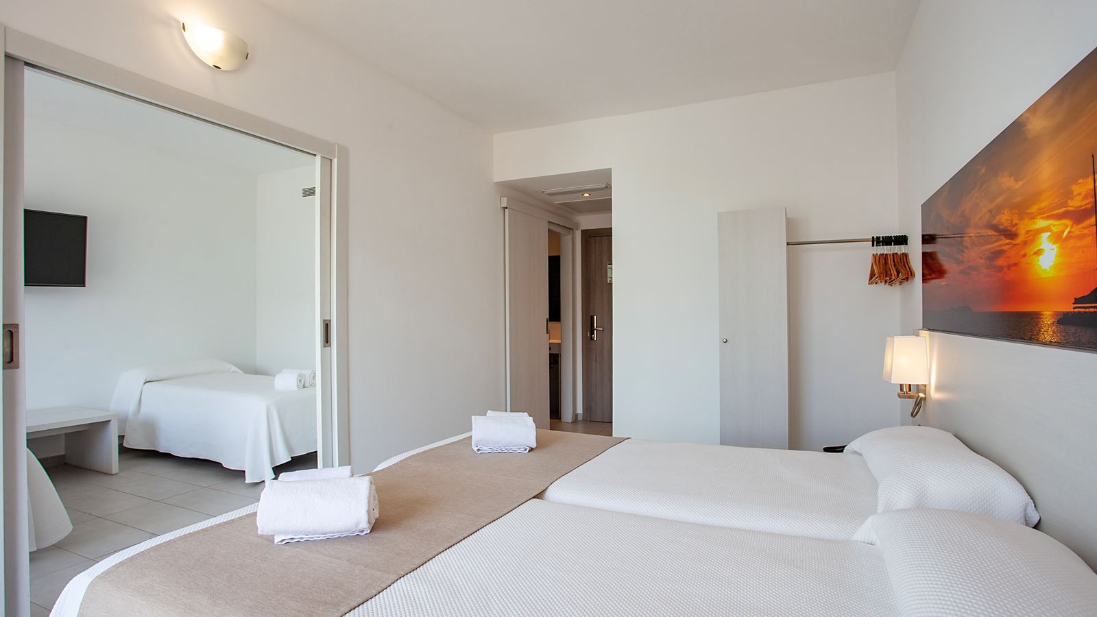 rooms-quadruple-room