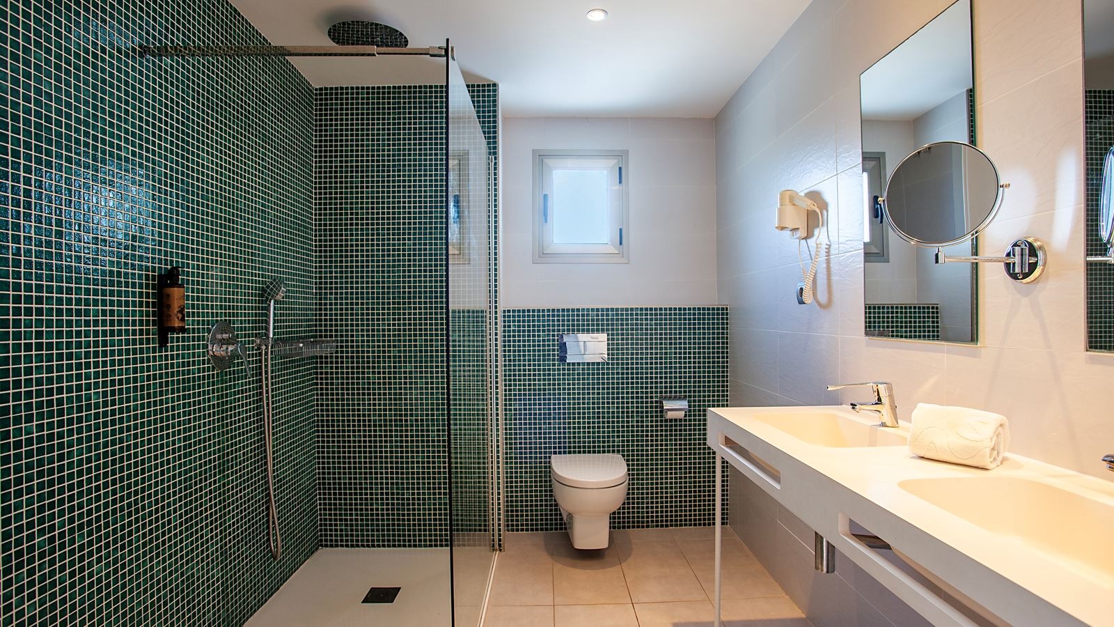 rooms-quadruple-room