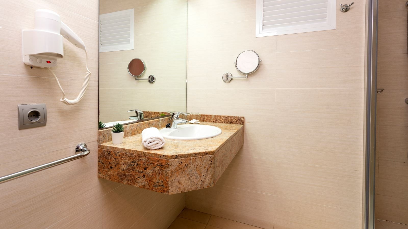 rooms-deluxe-double-room