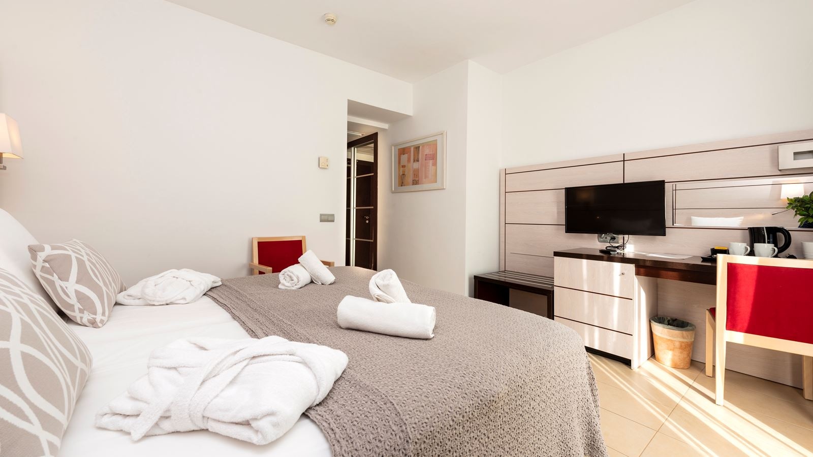 rooms-pool-view-deluxe-double-room