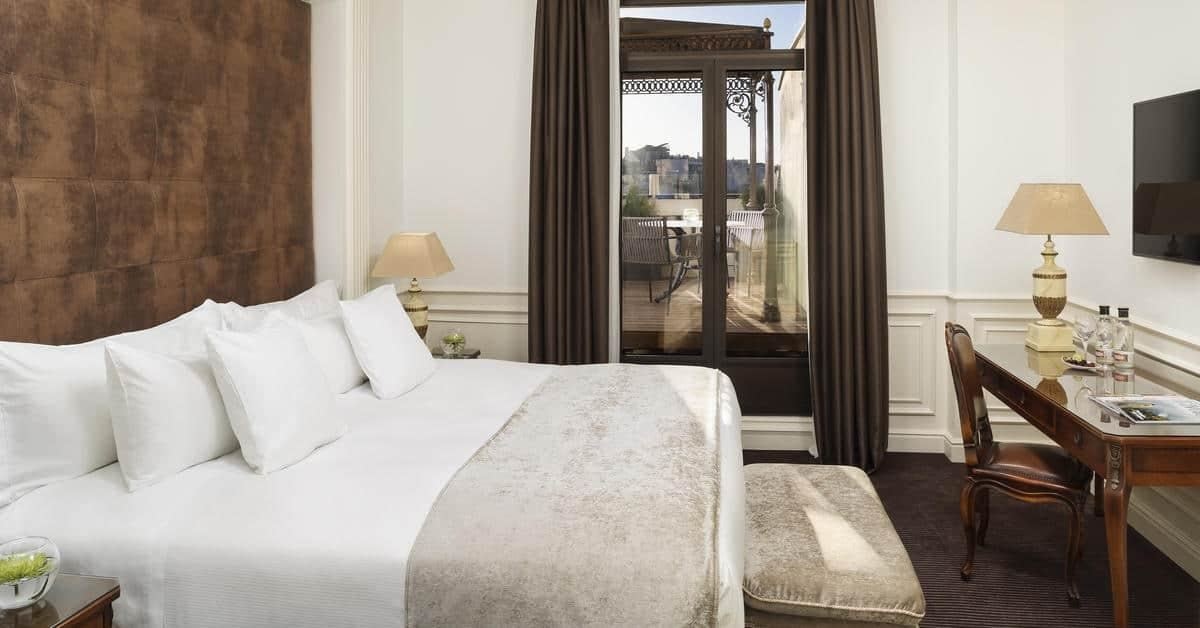 rooms-family-room-king-size-bed