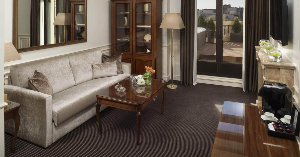 rooms-family-room-king-size-bed