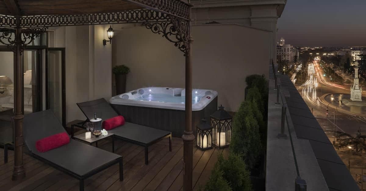 rooms-family-room-king-size-bed