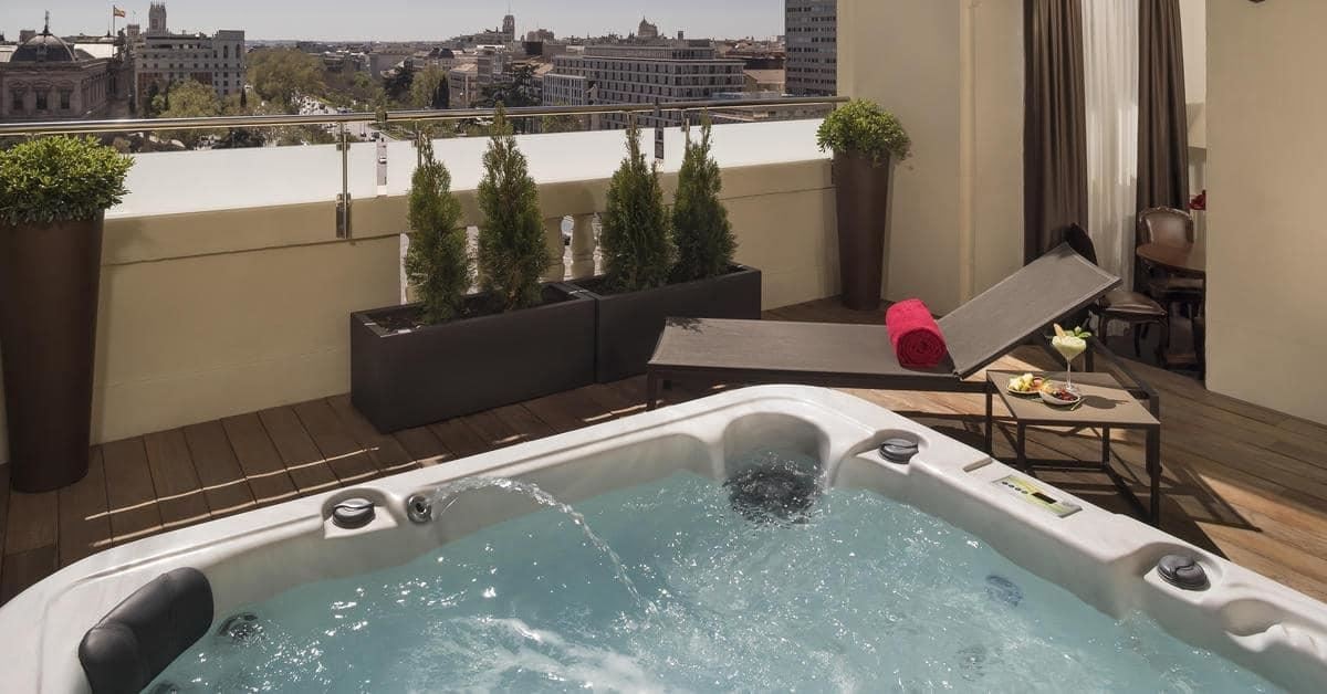 rooms-family-room-king-size-bed