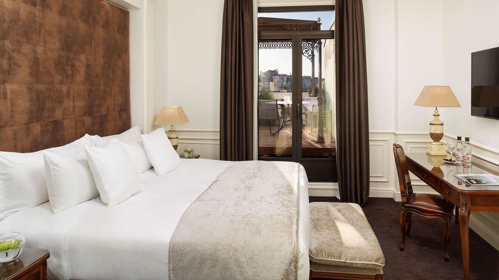 rooms-family-room-king-size-bed