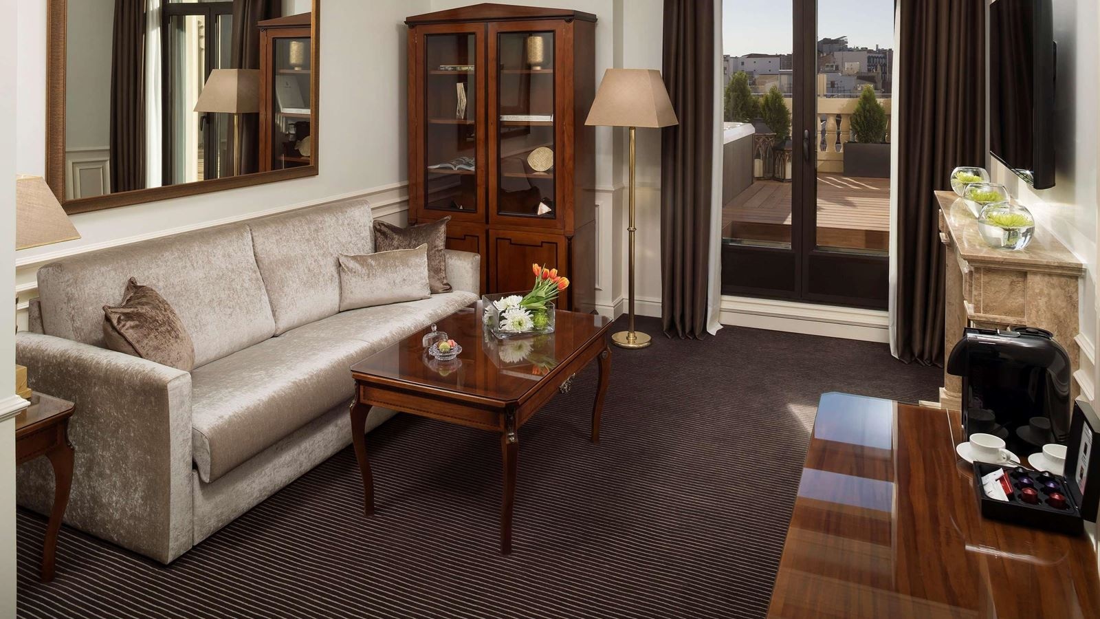 rooms-family-room-king-size-bed