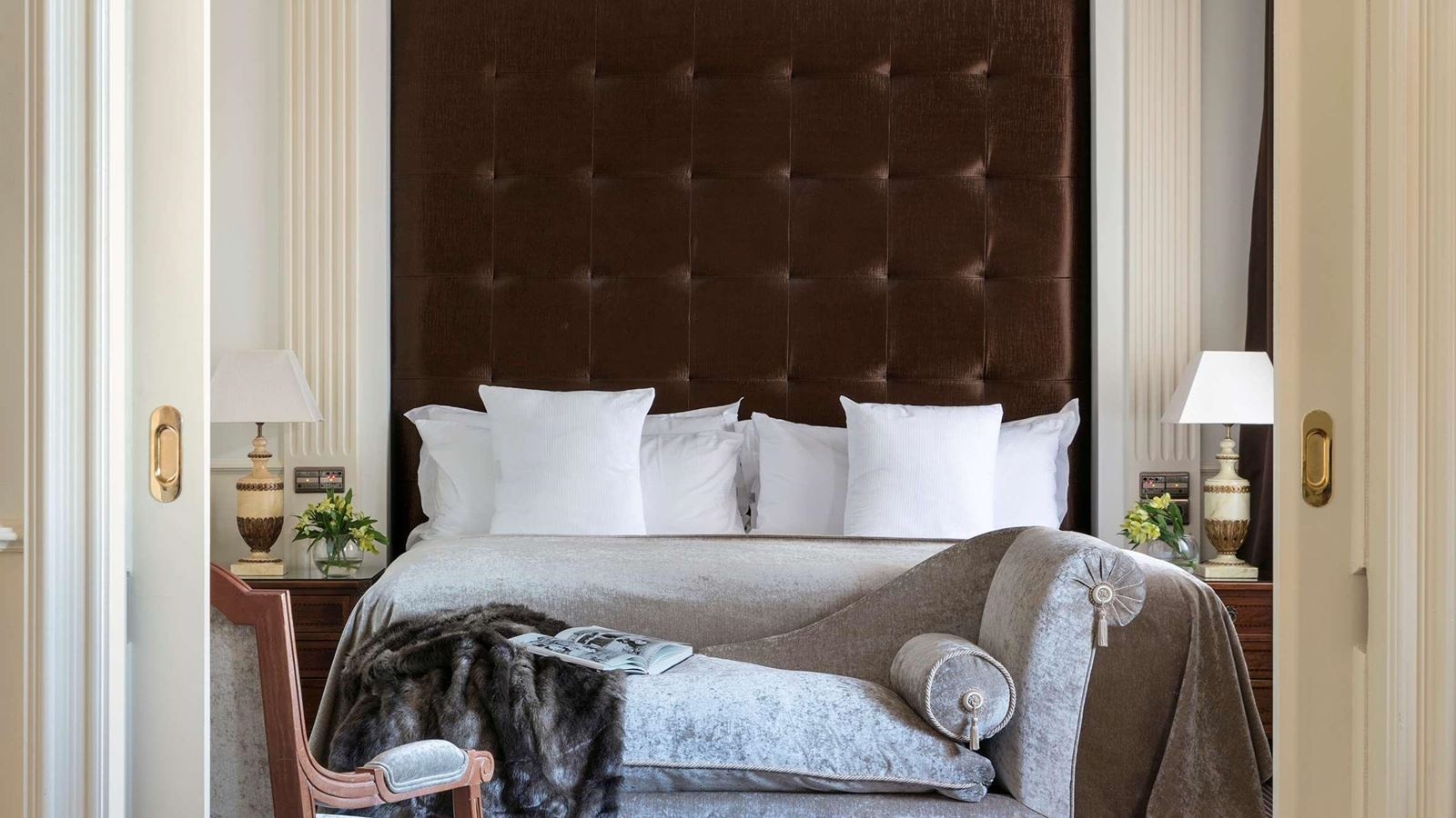 rooms-family-room-king-size-bed