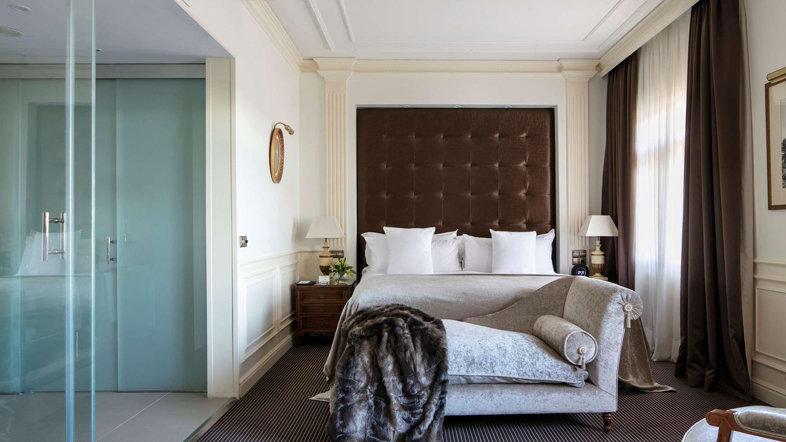 rooms-family-room-king-size-bed