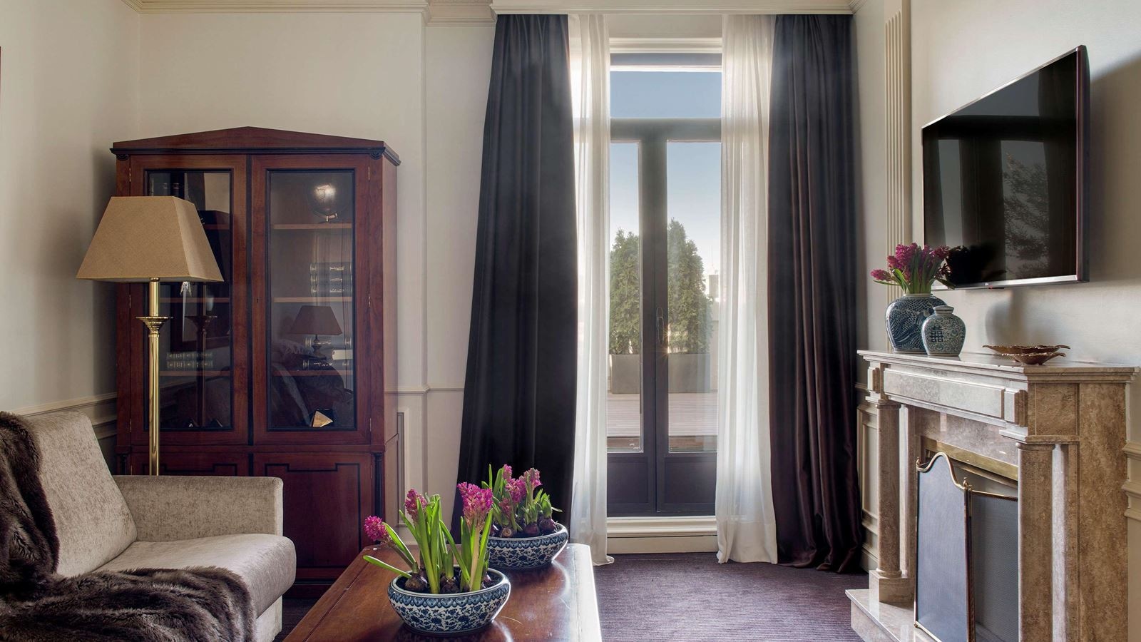 rooms-family-room-king-size-bed