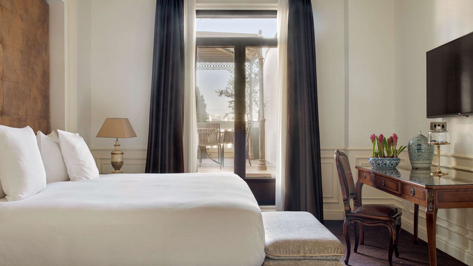 rooms-family-room-king-size-bed