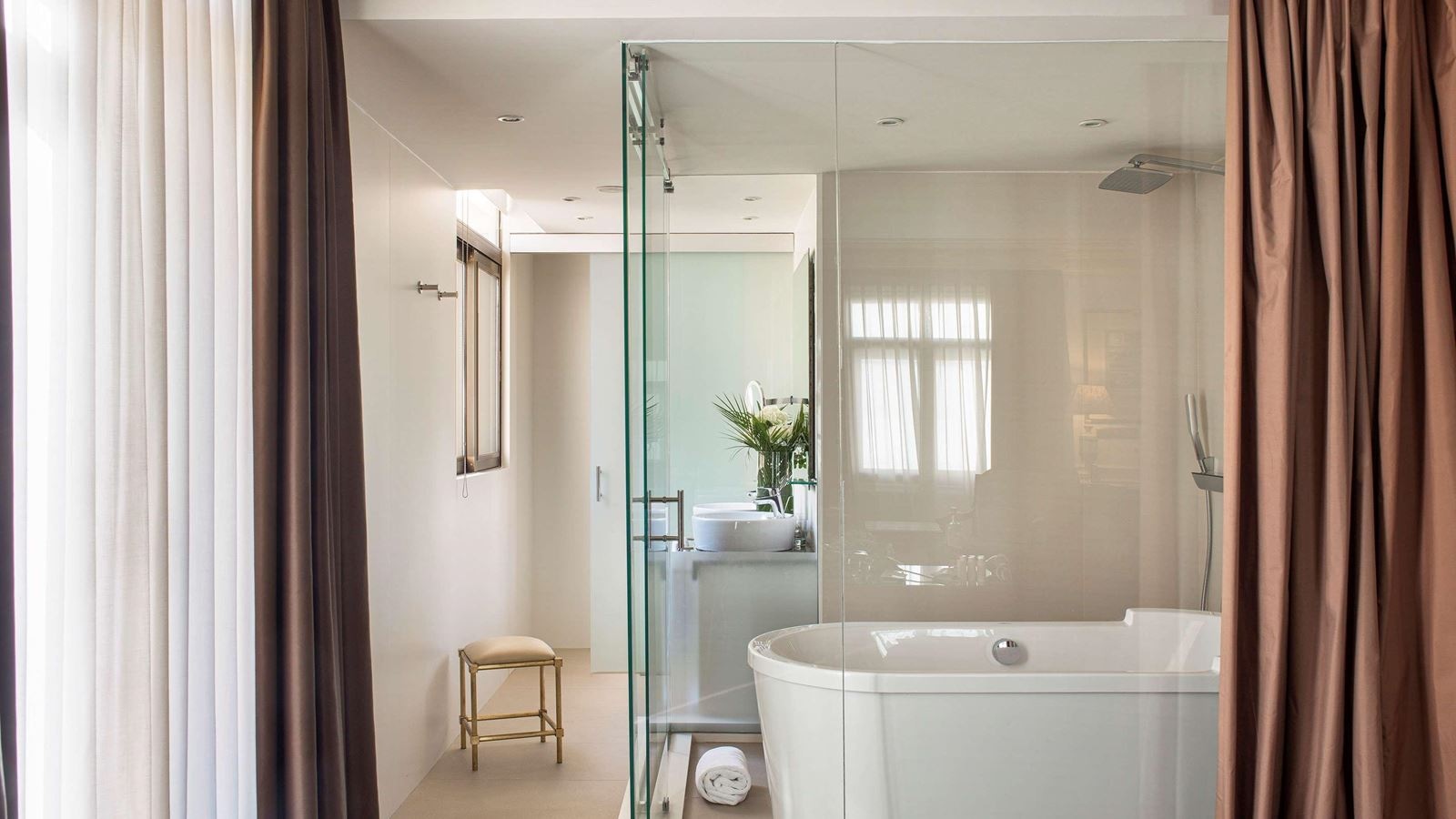 rooms-family-room-king-size-bed